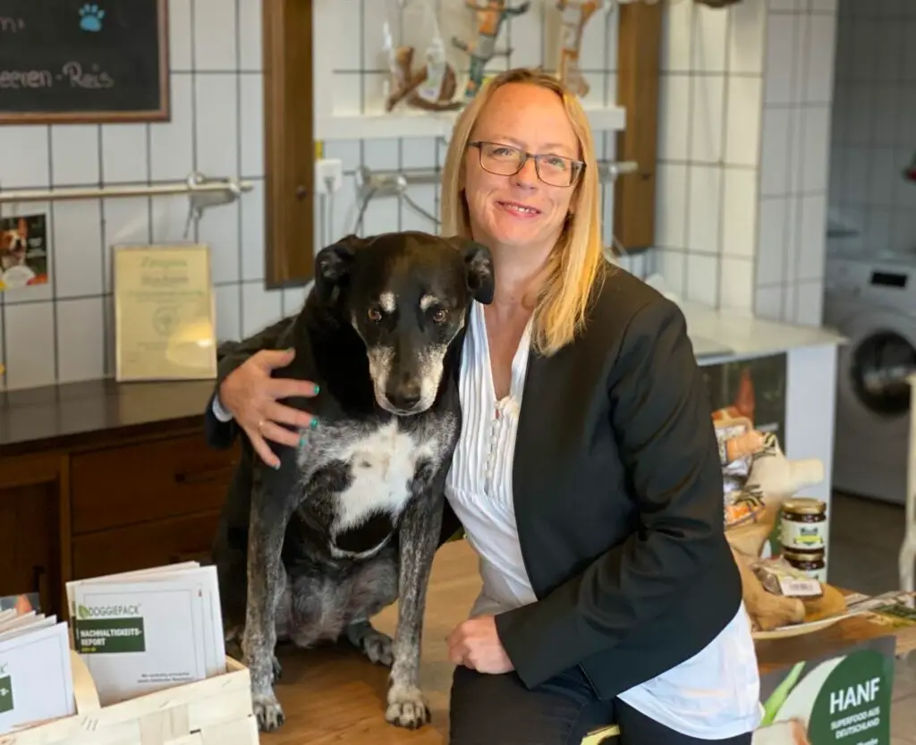 gruenderin-olivia-mit-lotte-von-doggiepack